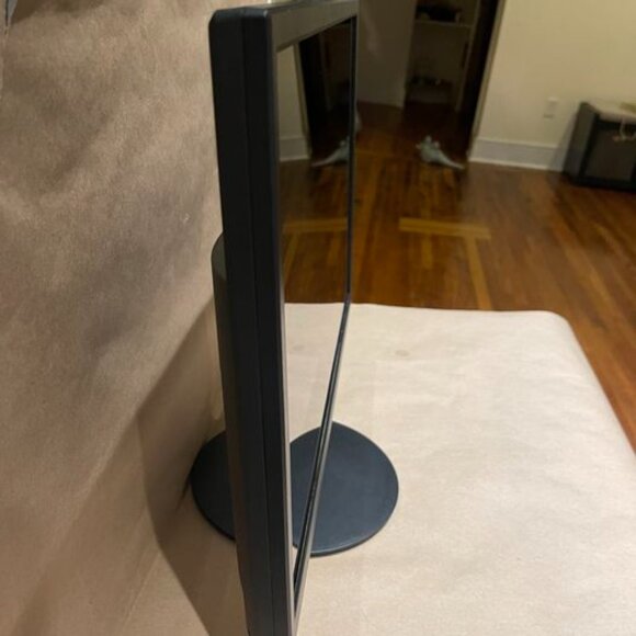 22” 1080P Thin LED Monitor with Built In Speaker (+ Power Adapter) - Picture 4 of 5